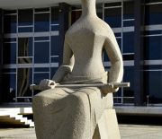 Escultura A Justiça de Alfredo Ceschiatti na frente STF - Supremo Tribunal Federal  Local: Brasília - DF Data: 03/2015 Codigo:  25JPR871 Autor: João Prudente